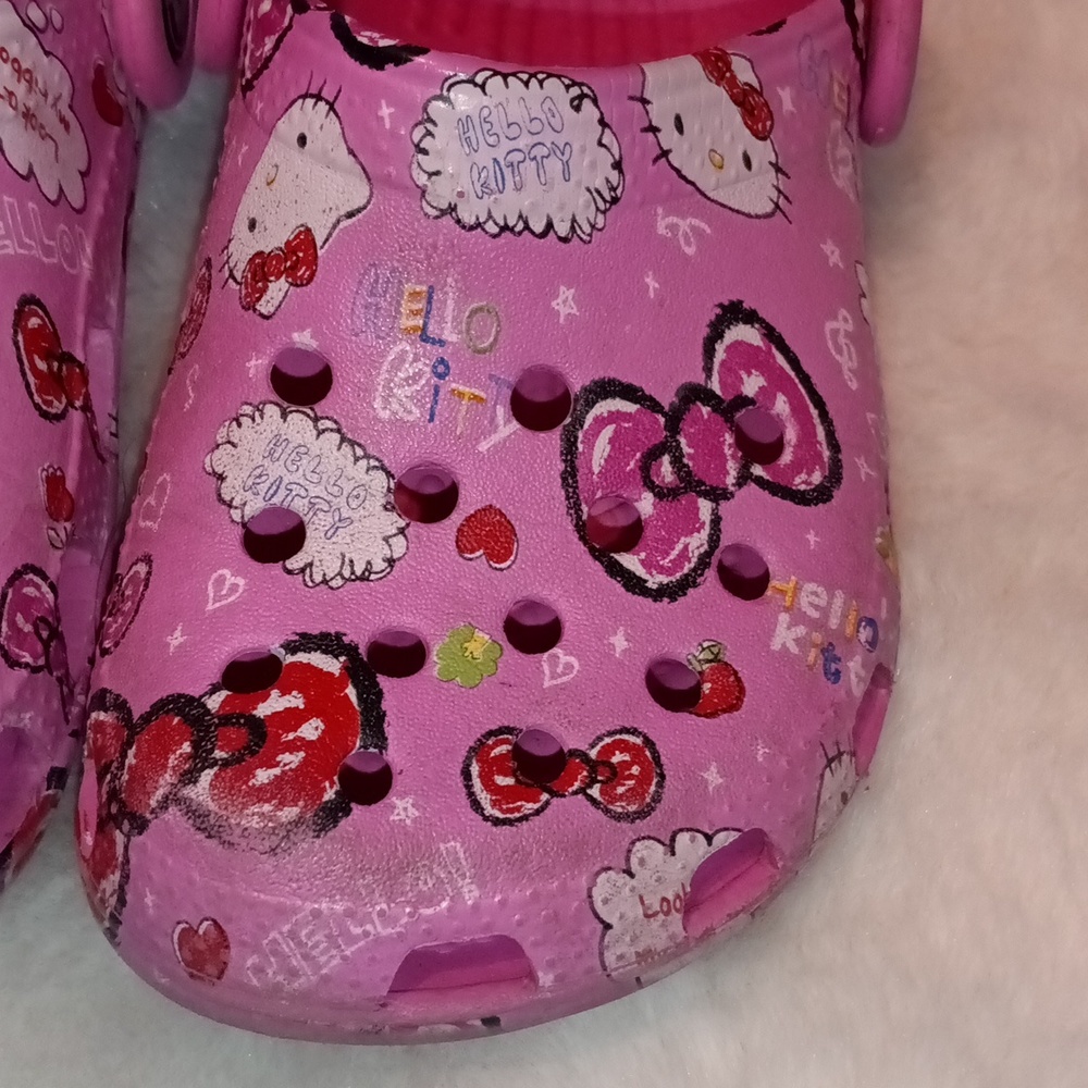Hello Kitty Crocs - Picture 2 of 8